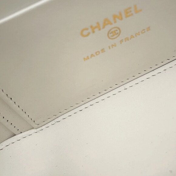CHANEL Vanity ChainShoulder Bag Calfskin White - Picture 6 of 16